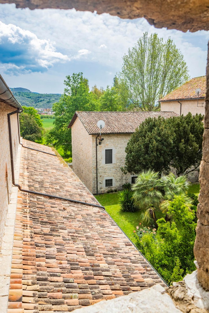 Toiture en tuiles canal traditionnelles d'une maison de village rénovée en Dordogne